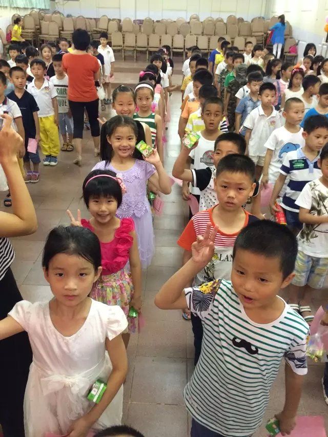五彩童年 缤纷六一 记小学部欢庆六一活动 六一,是快乐的音符,弹奏着孩子们激动的心情;六一,是缤纷的色彩,描绘着童年五彩的梦想。六月一日晚上,小学部各班为孩子们举行了形式多样的欢庆活动。 要说玩得最开心的,要数我们一年级的小朋友们了。老师们早已为孩子们准备了丰富多彩的游园项目,内容或益智,或冒险,或娱乐无论何种形式,都足以让孩子们笑得合不拢嘴。要说最怀旧的,还是高年级的同学们,迎六一,忆童年,这样的主题最能体现他们对美好童年、美妙时光的追忆和回味。 游园固不可少,歌舞也别有风味。高歌